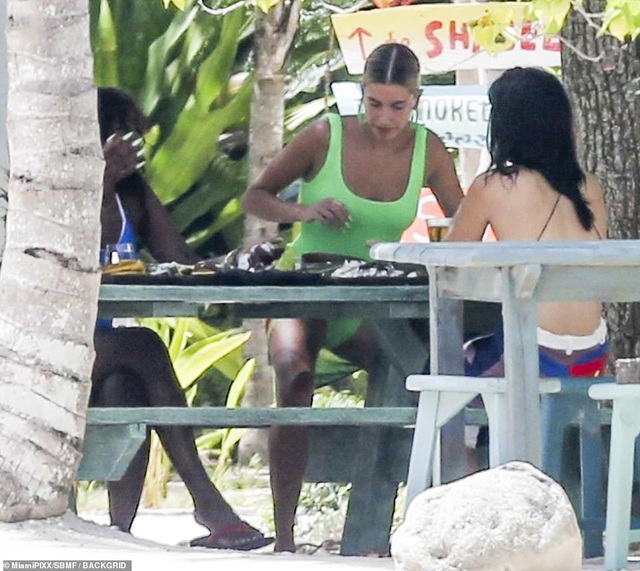 Hailey Bieber khoe dáng gợi cảm bên bạn thân Kendall Jenner - 8