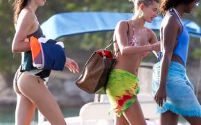Hailey Bieber khoe dáng gợi cảm bên bạn thân Kendall Jenner