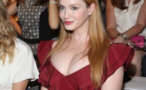 Minh tinh Hollywood khoe ngực khủng đi xem thời trang