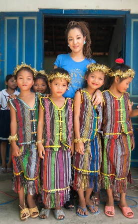 Danh hài điệu đà với các em học sinh trường tiểu học Khánh Phú (huyện Khánh Vĩnh, Khánh Hoà)