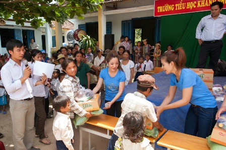 Thuý Nga phát quà cho các em học sinh và người dân ở xã Khánh Phú