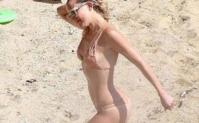 Mẹ con Kate Hudson đùa giỡn với sóng biển