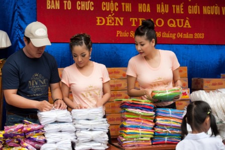 Thuý Nga phát quà cho các em học sinh và người dân ở xã Khánh Phú