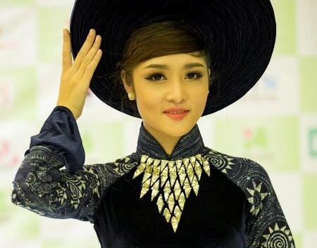 Sau scandal “trả vương miện”, Triệu Thị Hà bán áo dài 65 triệu