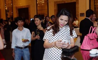 Hoa hậu Bùi Thị Hà chi 80 triệu ủng hộ quỹ giúp nạn nhân tệ nạn buôn người