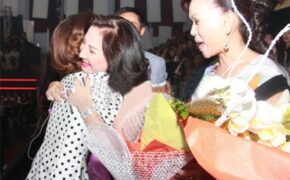 Hà Hồ khẳng định mẹ chồng ôm vì tình cảm thật