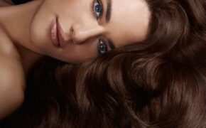 Mặt nạ lụa – giải pháp tối thượng cho mái tóc bông xù