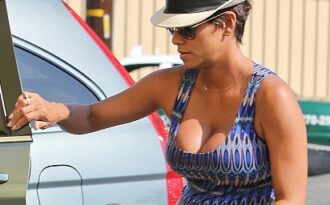 “Bà bầu” Halle Berry khoe đường cong gợi cảm