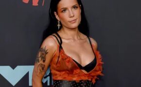 Halsey “lấp ló” vòng một nảy nở