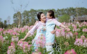 “Mẹ con” Hoa hậu Ngọc Hân diện áo dài đôi xinh xắn