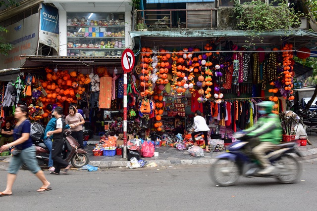 Khách nước ngoài bất ngờ khi lạc vào ma trận đồ Halloween ma mị ở Hà Nội - 1