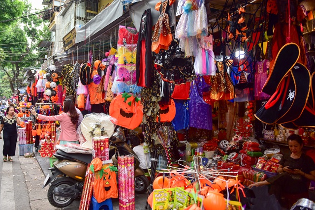 Khách nước ngoài bất ngờ khi lạc vào ma trận đồ Halloween ma mị ở Hà Nội - 8