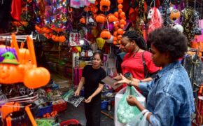 Khách nước ngoài bất ngờ khi lạc vào “ma trận” đồ Halloween ma mị ở Hà Nội