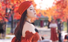 Giới trẻ Hà Nội nô nức “check-in” ở hàng cây lá phong đỏ đầy lãng mạn