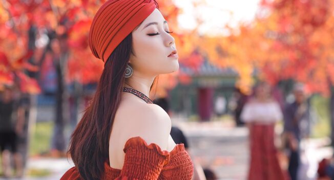 Giới trẻ Hà Nội nô nức “check-in” ở hàng cây lá phong đỏ đầy lãng mạn