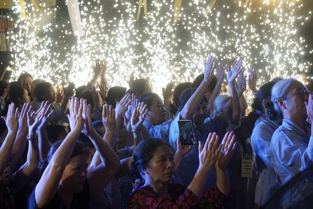 Hàng nghìn Phật tử và người dân dự lễ Vu Lan tại chùa Quỳnh Lôi (Hai Bà Trưng,Hà Nội). Ảnh: Hữu Nghị