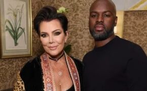 Mẹ cô Kim dự sự kiện cùng bồ trẻ kém 25 tuổi