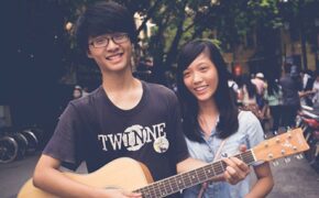 Giới trẻ Hà thành rủ nhau xuống phố chơi đàn, hát ca