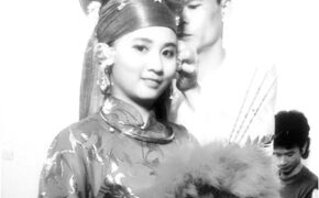 Lạ lùng nữ sinh 9X đi… hầu đồng