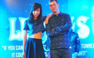 Khi thầy giáo ngoại quốc sải bước trên sàn catwalk sinh viên