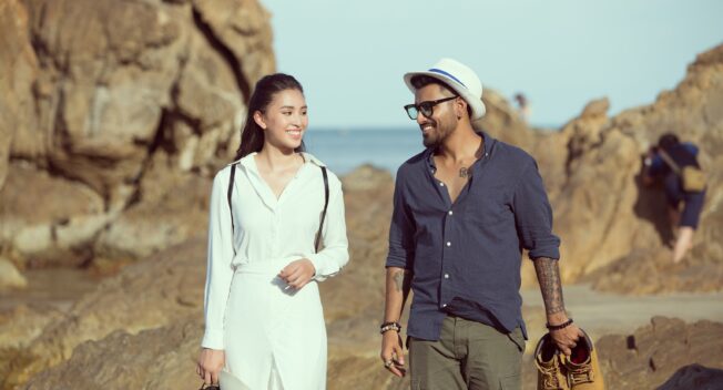 Hoa hậu Trần Tiểu Vy đẹp đôi bên “trai Tây”