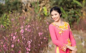 Hoa hậu Ngọc Hân e ấp bên đào hồng