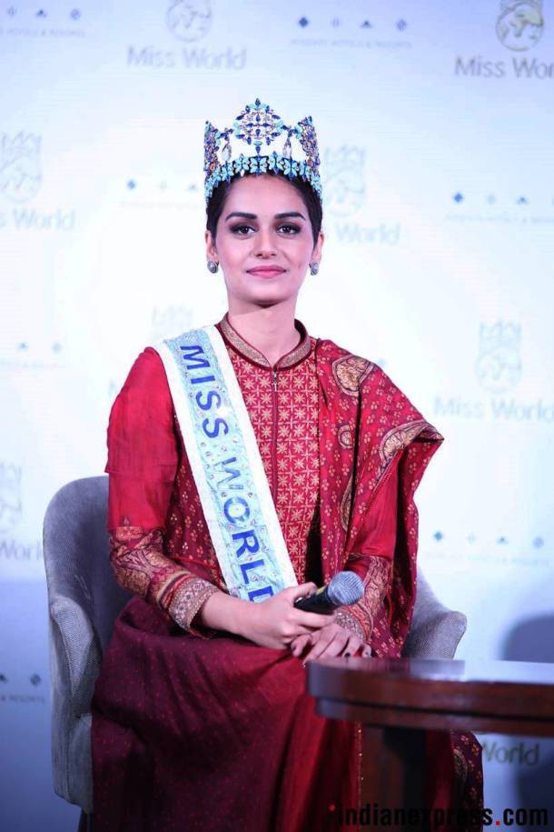  Manushi Chhillar đang là một người mẫu kiêm sinh viên ngành y tại Ấn Độ trước khi giành vương miện Hoa hậu Thế giới 2017. 