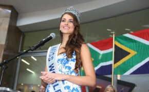 Tân Hoa hậu thế giới được chào đón nồng nhiệt khi về nhà