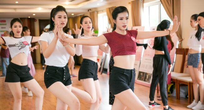 Người đẹp Hoa hậu Việt Nam 2018 đồng loạt lộ “vòng eo con kiến”