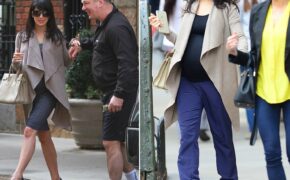 “Nữ hoàng yoga” vẫn diện giày cao gót bất chấp “bầu bí”