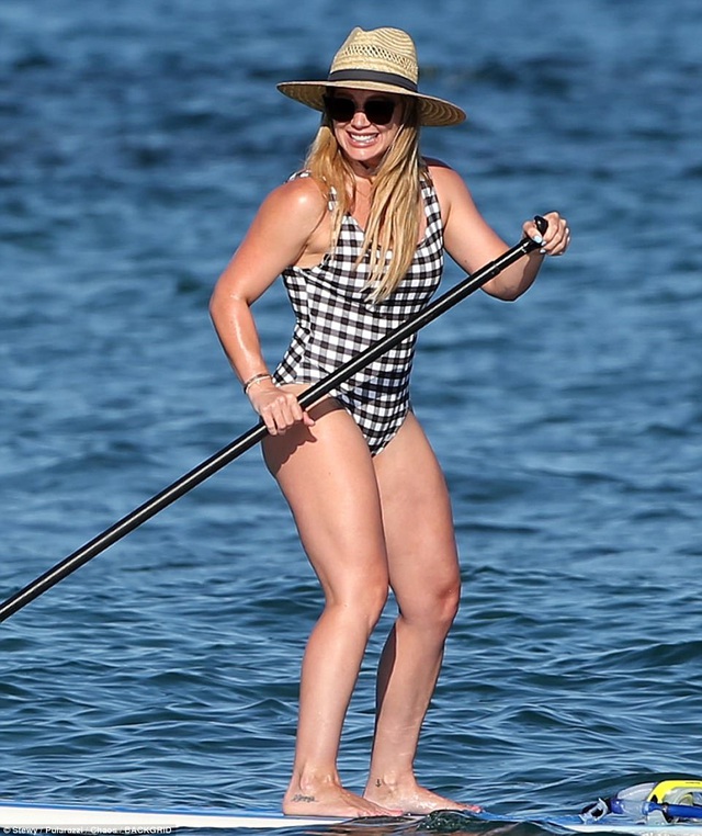  Hilary Duff và con trai đang đi nghỉ tại Hawaii. Nữ ca sĩ nổi tiếng diện bộ áo tắm liền họa tiết kẻ caro khá trẻ trung trên biển. 