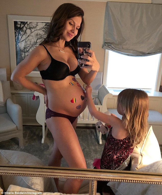  Hilaria Baldwin đang mang thai đứa con thứ tư. 