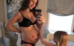 “Nữ hoàng yoga” Hilaria Baldwin mang thai lần bốn