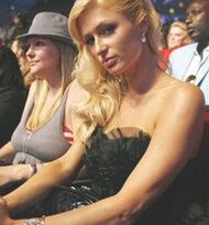 Các hãng tin tranh nhau phỏng vấn Paris Hilton