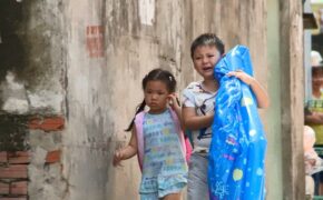 Phát sốt với cô bé bốn tuổi động viên anh trai khóc nhè