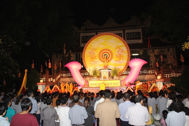 Hàng ngàn Phật tử, người dân đổ về các chùa ở Đà Nẵng đón mừng Đại Lễ Phật Đản