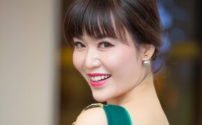 Hoa hậu Thu Thủy trẻ trung ngỡ ngàng