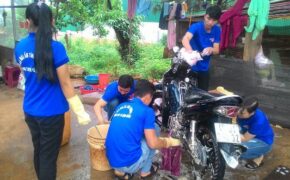Thanh niên xã rủ nhau rửa xe làm từ thiện