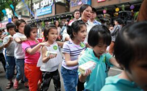 “Trung thu mơ ước” lần 2 cùng 800 em nhỏ rước đèn bên trang sách