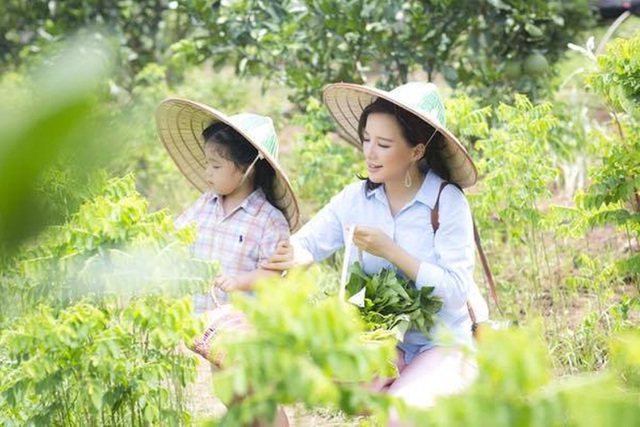 Bé Daisy cùng mẹ Minh Trang tham gia chuyến đi tìm hiểu thiên nhiên.