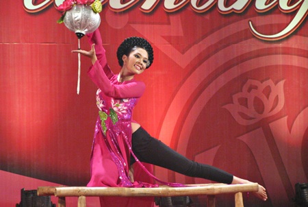 Hoa khôi Đà Nẵng gây ấn tượng với màn múa dân gian