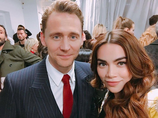 Ca sĩ Hồ Ngọc Hà tươi tắn tạo dáng bên Tom Hiddleston – tình cũ của Taylor Swift