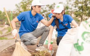 Á hậu Phương Nga và bạn trai Bình An tình tứ chăm sóc cho nhau