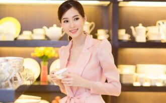 Hoa hậu Đặng Thu Thảo đội mưa đi xem đồ gia đình