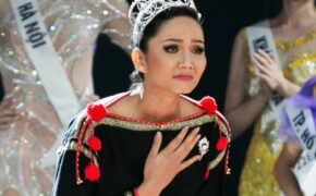 H’Hen Niê gây sốt khi diện trang phục cô gái Ê-Đê, đi chân trần trao vương miện cho tân Hoa hậu