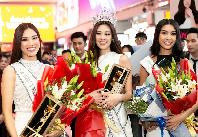 Hoa hậu Hoàn vũ Việt Nam Khánh Vân khóc khi được người hâm mộ chào đón - 3