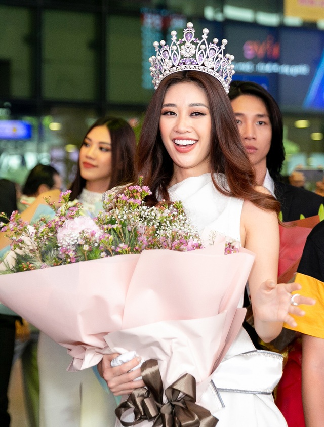 Hoa hậu Hoàn vũ Việt Nam Khánh Vân khóc khi được người hâm mộ chào đón - 7