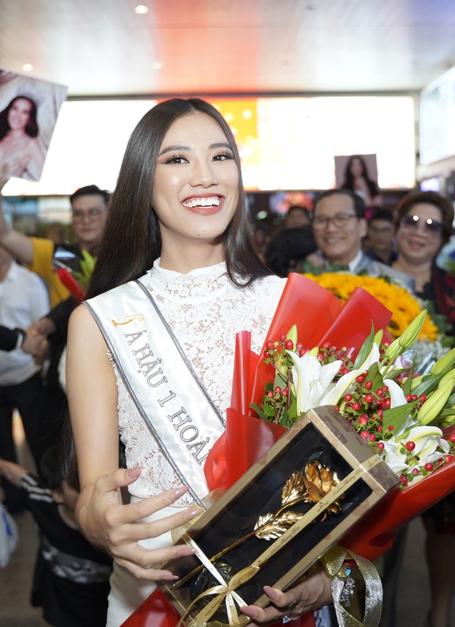 Hoa hậu Hoàn vũ Việt Nam Khánh Vân khóc khi được người hâm mộ chào đón - 9