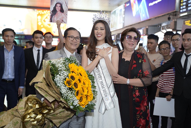 Hoa hậu Hoàn vũ Việt Nam Khánh Vân khóc khi được người hâm mộ chào đón - 8