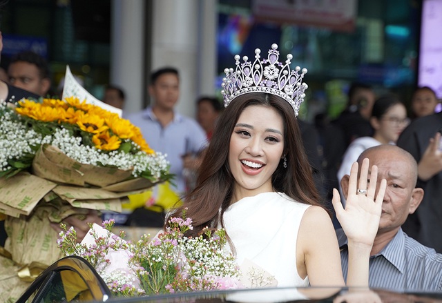 Hoa hậu Hoàn vũ Việt Nam Khánh Vân khóc khi được người hâm mộ chào đón - 10